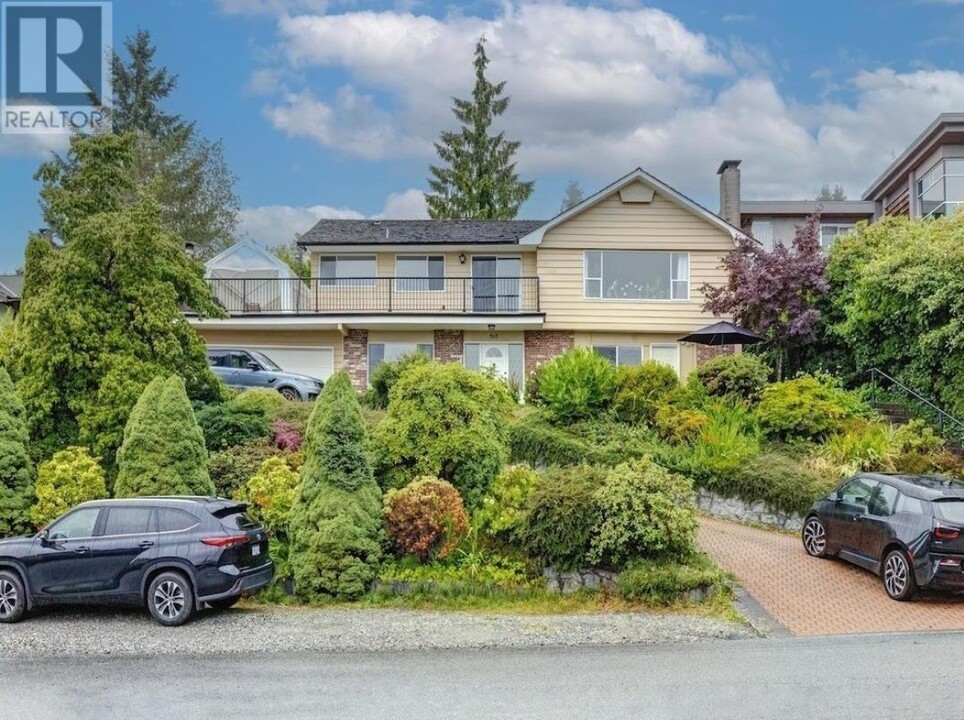 565 St Andrews Rd in West Vancouver, BC - Building Photo