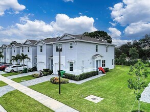 235 SE Woodbark St in Port St. Lucie, FL - Foto de edificio - Building Photo