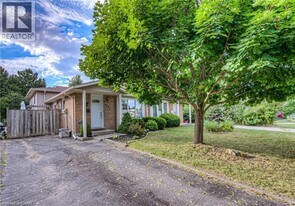483 Kingscourt Dr in Waterloo, ON - Building Photo
