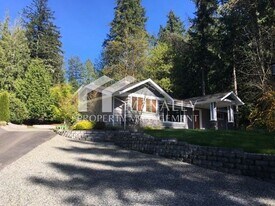 3303 E Bay Dr NW in Gig Harbor, WA - Building Photo