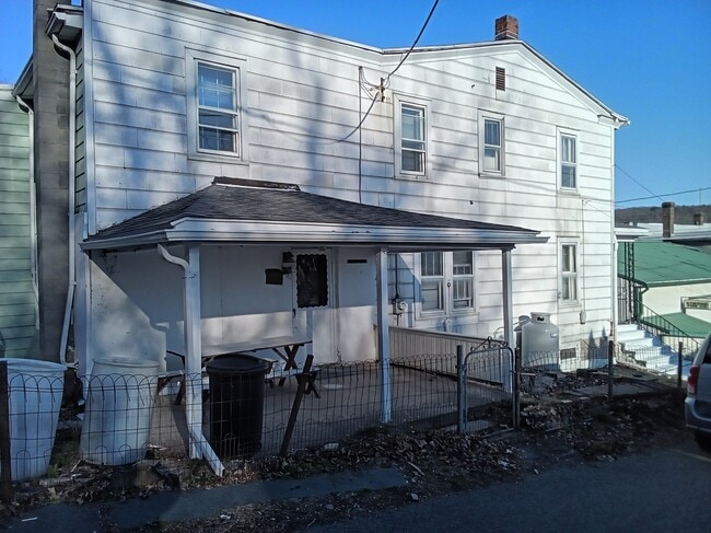 308 3rd St in Mount Carmel, PA - Foto de edificio - Building Photo