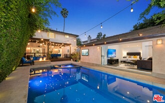 711 Huntley Dr in West Hollywood, CA - Building Photo