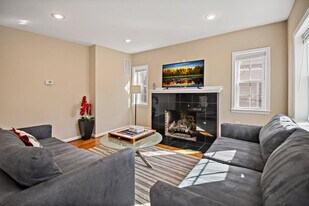 808 W Broad St in Falls Church, VA - Building Photo