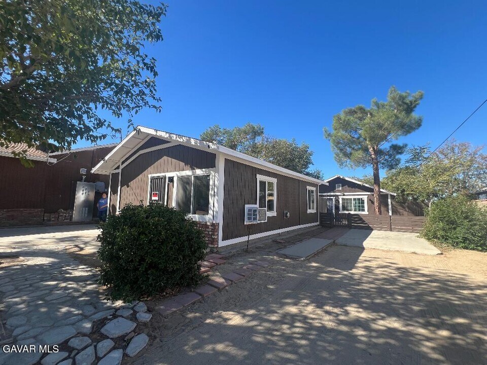 43119 7th St E in Lancaster, CA - Building Photo