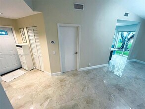 1462 Springside Dr in Weston, FL - Foto de edificio - Building Photo