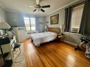 1 Town House Pl in Great Neck Plaza, NY - Building Photo - Building Photo