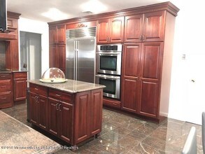 16 Bridle Dr in West Long Branch, NJ - Building Photo - Building Photo