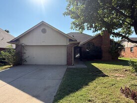 213 Brackendale Ln in Edmond, OK - Building Photo