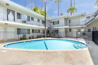 The Palms Apartments in Van Nuys, CA - Foto de edificio - Building Photo