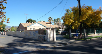 14523 Tupper St in Panorama City, CA - Foto de edificio - Building Photo