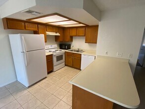 1320 Pinto Rock Ln in Las Vegas, NV - Building Photo - Building Photo