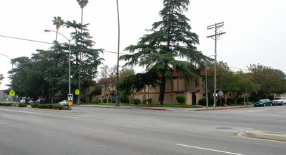 Sherman Pines in Van Nuys, CA - Building Photo - Building Photo