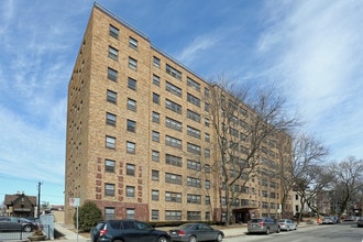 Royal Plaza Apartments in Milwaukee, WI - Building Photo - Building Photo