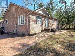 31 Forest Ave in Wasaga Beach, ON - Building Photo - Building Photo