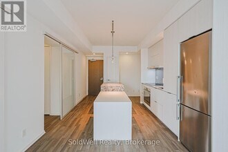 1 Bloor St E in Toronto, ON - Building Photo - Building Photo