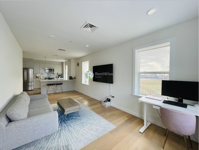 16 Boardman St, Unit 307 in Boston, MA - Foto de edificio - Building Photo