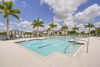 Estero Oaks in Ft. Myers, FL - Foto de edificio - Building Photo