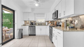 151 SE 9th Ct in Pompano Beach, FL - Building Photo