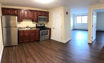 65 Log St in Manchester, NH - Foto de edificio - Building Photo