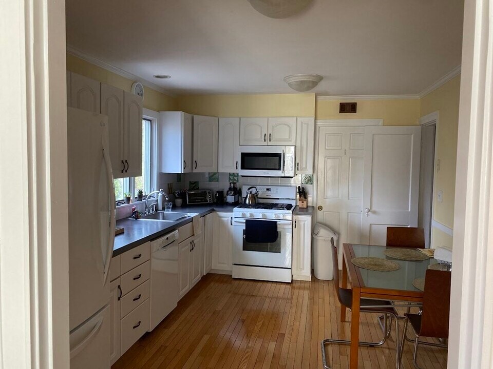 21 Bonwood St in Newton, MA - Building Photo