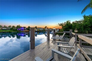 1060 Galleon Dr in Naples, FL - Building Photo