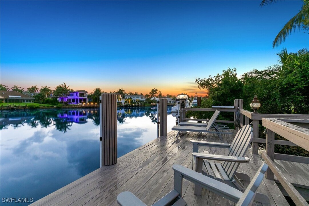 1060 Galleon Dr in Naples, FL - Building Photo