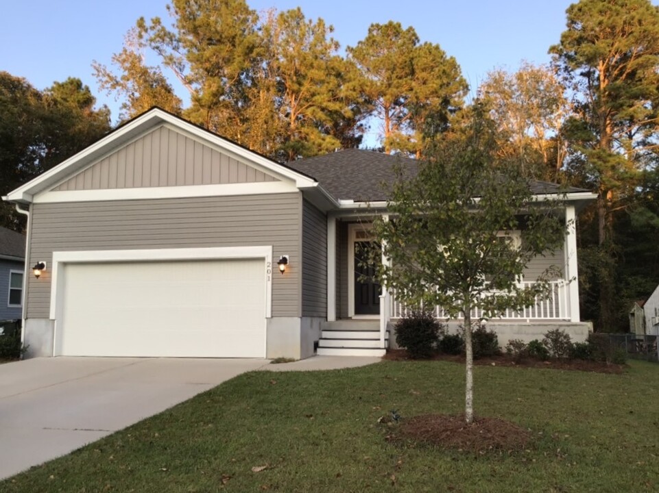 201 Houston Dr in Ladson, SC - Building Photo