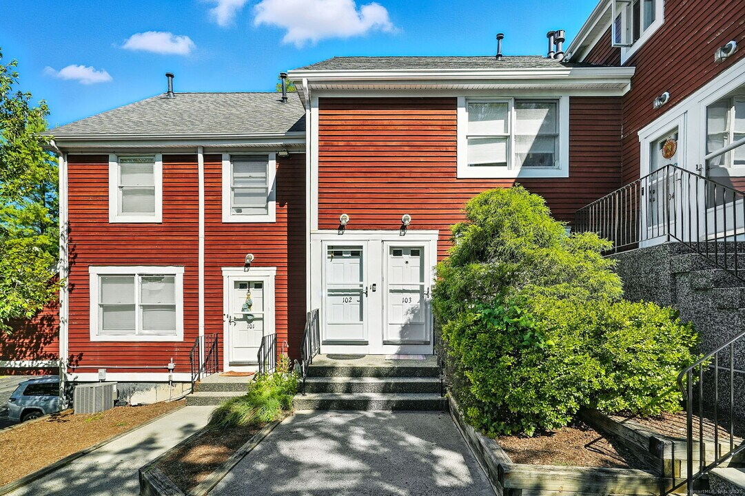 7 Dean St in Danbury, CT - Building Photo