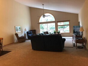 701 Cherokee Path, Unit 701 in Lake Mills, WI - Foto de edificio - Building Photo