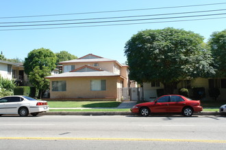 5722 Kester Ave in Van Nuys, CA - Building Photo - Building Photo