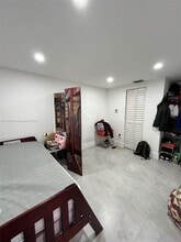 1102 NW 103rd St in Miami, FL - Foto de edificio - Building Photo