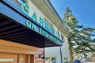Garrett on the Green in Dallas, TX - Foto de edificio - Building Photo