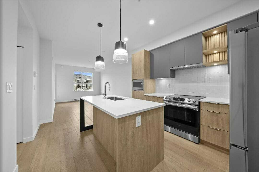 20695 Eastleigh Cres in Langley, BC - Building Photo