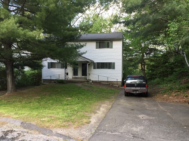 64 Knollwood Dr, Unit 64 Knollwood Drive in Bethel, CT - Foto de edificio - Building Photo