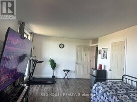 3555 Derry Rd E in Mississauga, ON - Building Photo