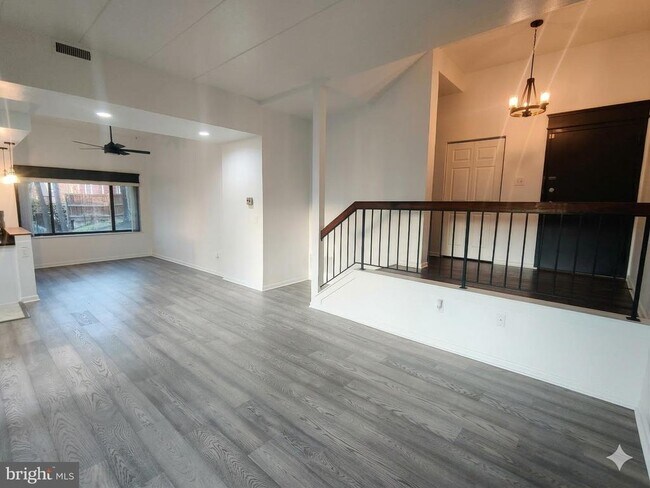 124 Roberts Ln in Alexandria, VA - Building Photo - Building Photo