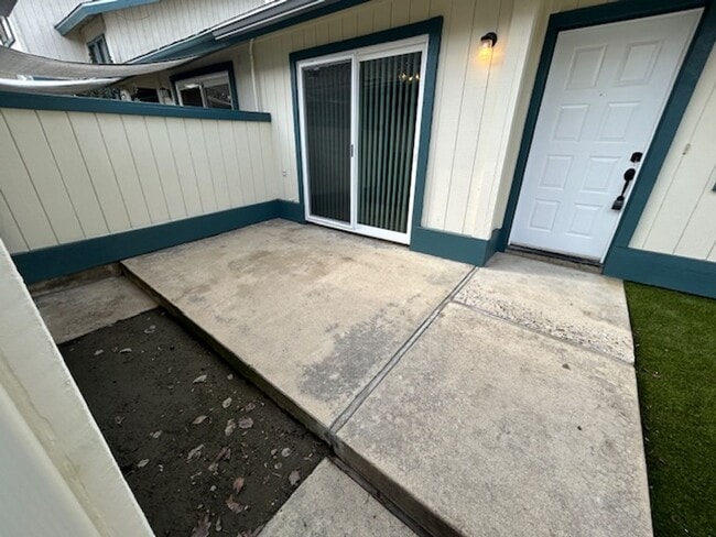 1045 S Pinkham St in Visalia, CA - Building Photo - Building Photo