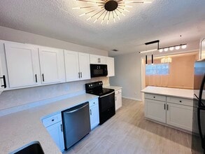 6650 Pinnochio Dr in Jacksonville, FL - Foto de edificio - Building Photo