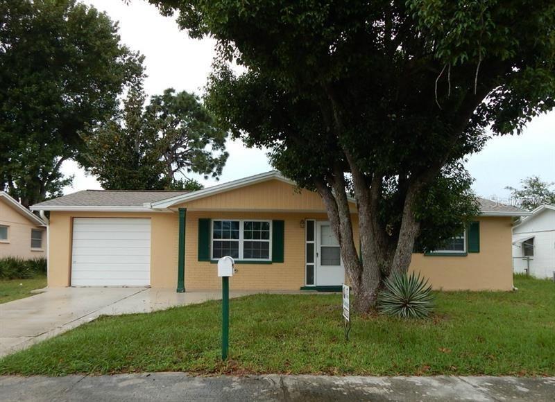 1401 Viking Dr in Holiday, FL - Building Photo