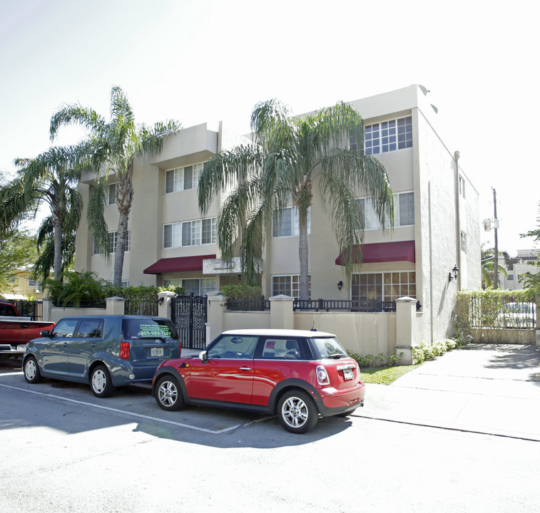 300 Madeira Ave in Coral Gables, FL - Building Photo