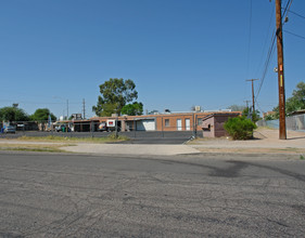 108 W Irvington Rd in Tucson, AZ - Building Photo - Building Photo