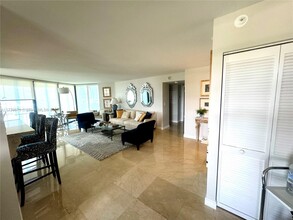 1000 Quayside Terrace in Miami, FL - Building Photo - Building Photo