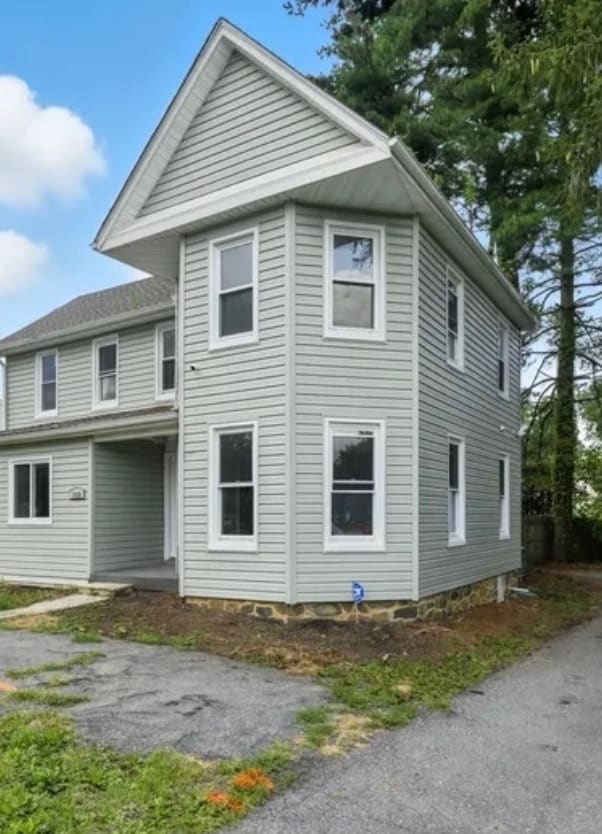 property at 3220 N Rolling Rd