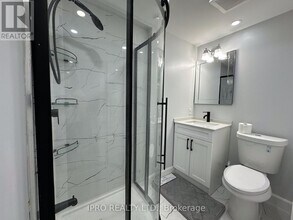 35 Shalom Crescent in Toronto, ON - Building Photo - Building Photo