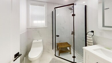 36 Shepard St, Unit 1A in Boston, MA - Foto de edificio - Building Photo
