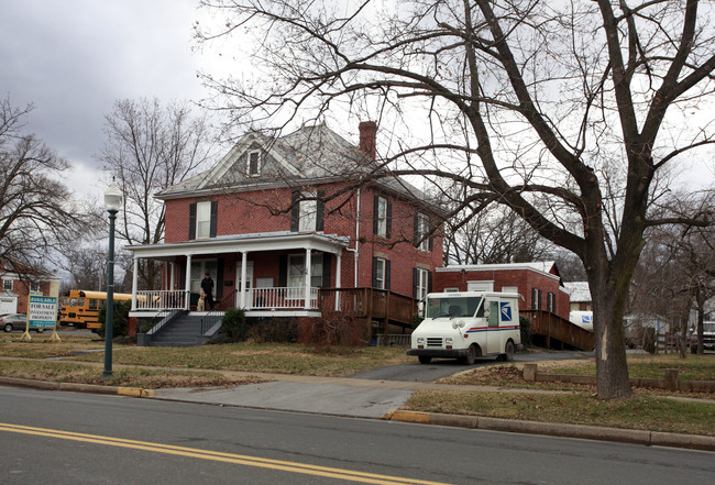 122 N Royal Ave in Front Royal, VA - Foto de edificio - Building Photo