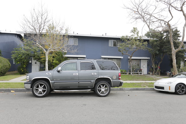 2717 S Baker St in Santa Ana, CA - Foto de edificio - Building Photo