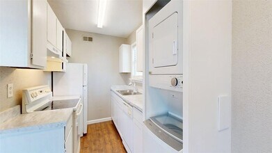 806 Oran Cir, Unit D in Bryan, TX - Building Photo - Building Photo