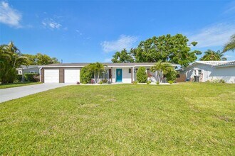 3922 Fontainebleau Dr in Tampa, FL - Building Photo - Building Photo