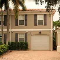 5823 Cove Cir in Naples, FL - Building Photo